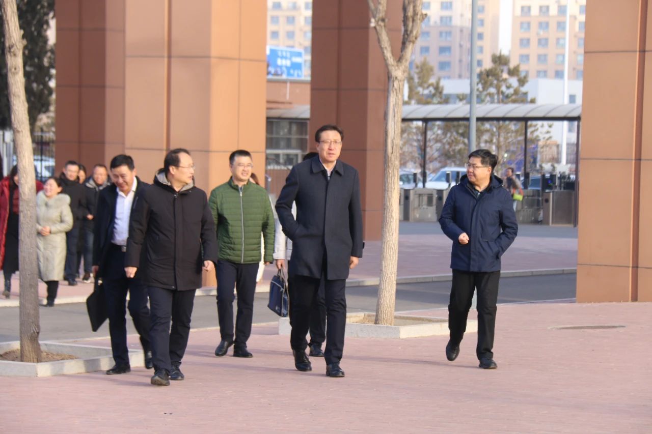 校党委书记孟和巴特尔到附属中学调研指导工作