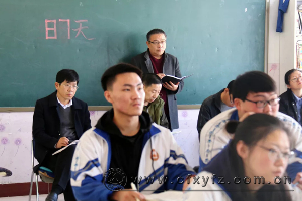教研员观课.jpg