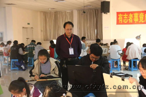 王增书记指导考场.jpg
