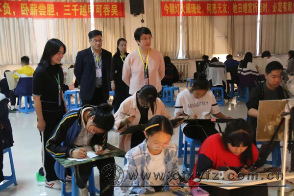 现场指导美术加试.jpg