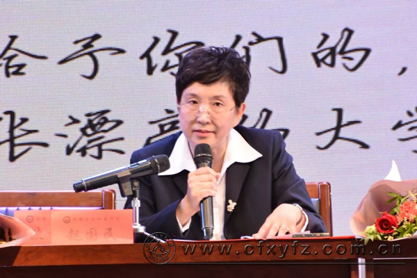 校长欧秀兰做致辞.jpg