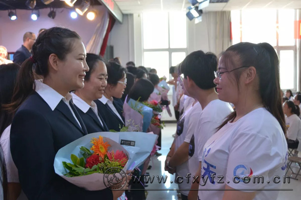 谢别恩师的学子.jpg