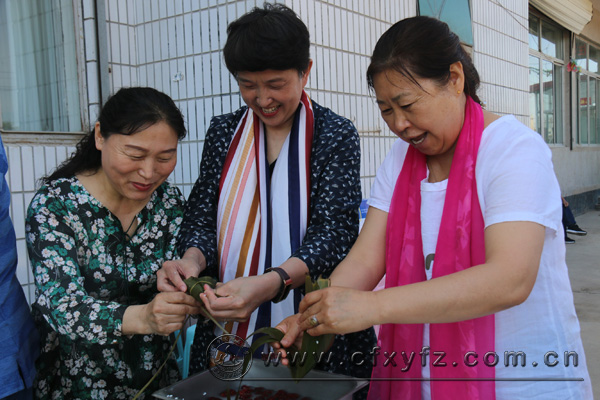 欧秀兰校长社区包粽子活动.jpg