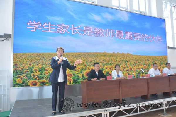 附中校长欧秀兰讲课.jpg