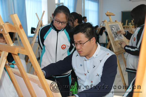003 美术 美术专业研究生学历教师任维鹏做示范.jpg