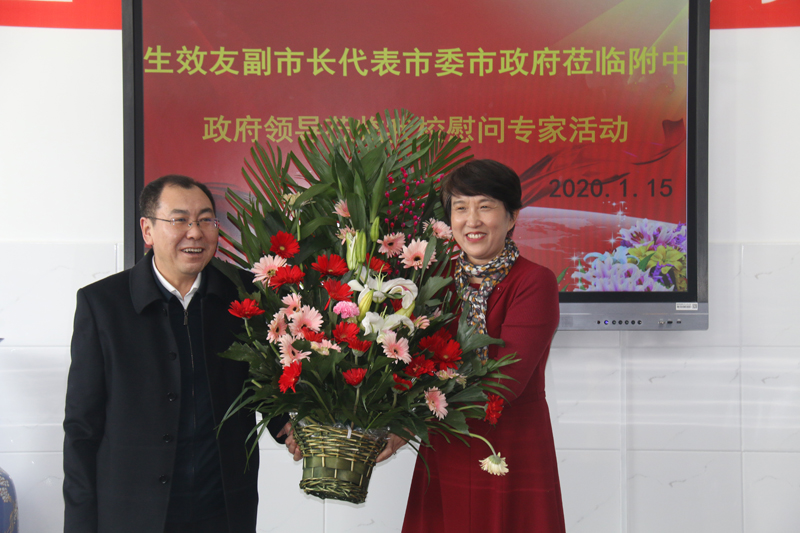 修改 001 市政府副市长生效友同志慰问国务院特殊津贴专家欧秀兰教授.jpg